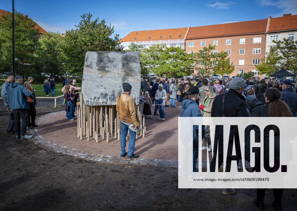 MALMÖ, October 11, 2026—168 bronze rods lift the nearly 30-metric-ton stone block. The monument Master Narratives was unveiled on Sunday in Jesusparken in Malmö. Malmö’s anti-racism monument, titled Master Narratives, was created by artistsartists Susanna Marcus Jablonski and Santiago Mostyn. MALMÖ, SWEDEN