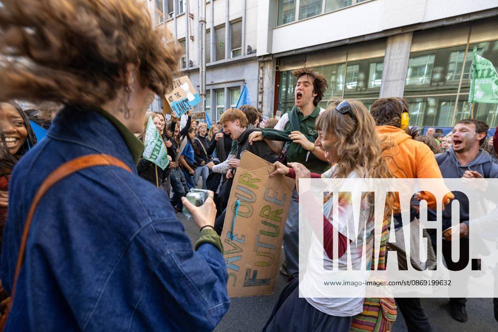 This image shows the Climate March 2026, organized by the Climate Coalition, in Brussels, on Sunday 11 October 2026. The Climate Coalition demands the federal and regional governments to stop subsidizing polluting industrial activities in Belgium and levy higher taxes on these companies. NICOLASxMAETERLINCK 189472043