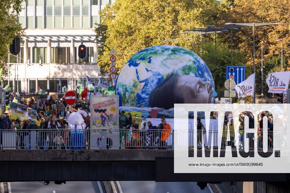This image shows the Climate March 2026, organized by the Climate Coalition, in Brussels, on Sunday 11 October 2026. The Climate Coalition demands the federal and regional governments to stop subsidizing polluting industrial activities in Belgium and levy higher taxes on these companies. NICOLASxMAETERLINCK 189472068