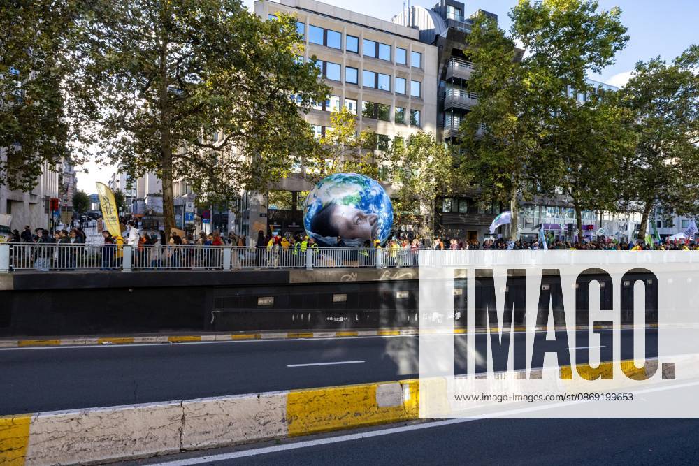 This image shows the Climate March 2026, organized by the Climate Coalition, in Brussels, on Sunday 11 October 2026. The Climate Coalition demands the federal and regional governments to stop subsidizing polluting industrial activities in Belgium and levy higher taxes on these companies. NICOLASxMAETERLINCK 189472080
