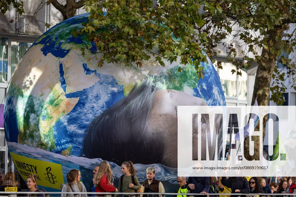 This image shows the Climate March 2026, organized by the Climate Coalition, in Brussels, on Sunday 11 October 2026. The Climate Coalition demands the federal and regional governments to stop subsidizing polluting industrial activities in Belgium and levy higher taxes on these companies. NICOLASxMAETERLINCK 189472082