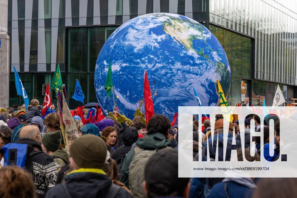 This image shows the Climate March 2026, organized by the Climate Coalition, in Brussels, on Sunday 11 October 2026. The Climate Coalition demands the federal and regional governments to stop subsidizing polluting industrial activities in Belgium and levy higher taxes on these companies. NICOLASxMAETERLINCK 189471835