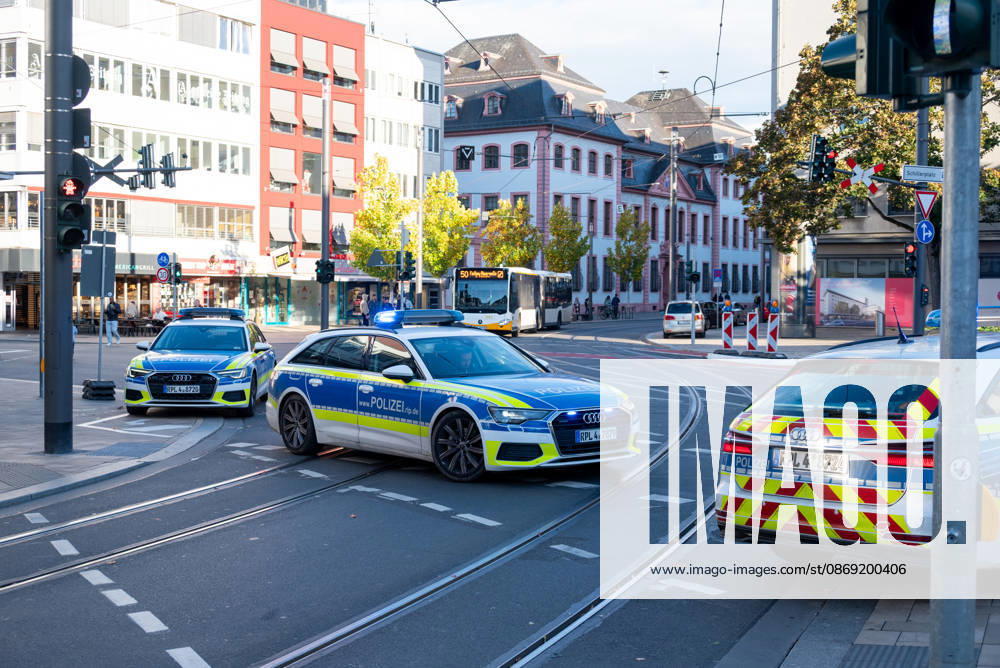 Person bei mutmaßlichem Gewaltdelikt in Mainz schwer verletzt Polizeigroßeinsatz und umfangreiche Fahndungsmaßnahmen Am Sonntag, dem 11. Oktober 2026, kam es gegen 16:55 Uhr im Bereich der Gärtnergasse und der Mittleren Bleiche in der Mainzer Innenstadt zu einem größeren Polizeieinsatz. Eine Person wurde nach ersten Informationen schwer verletzt und nach notärztlicher Versorgung unter Polizeibegleitung in die Universitätsmedizin Mainz transportiert. Zahlreiche uniformierte und zivile Polizeikräfte sperrten Teile der Innenstadt ab, sicherten Gegenstände, dokumentierten Spuren und führten Fahndungsmaßnahmen durch. Im Bereich der Mittleren Bleiche wurden umfangreiche Blutspuren festgestellt. Die Sperrungen beeinträchtigten den