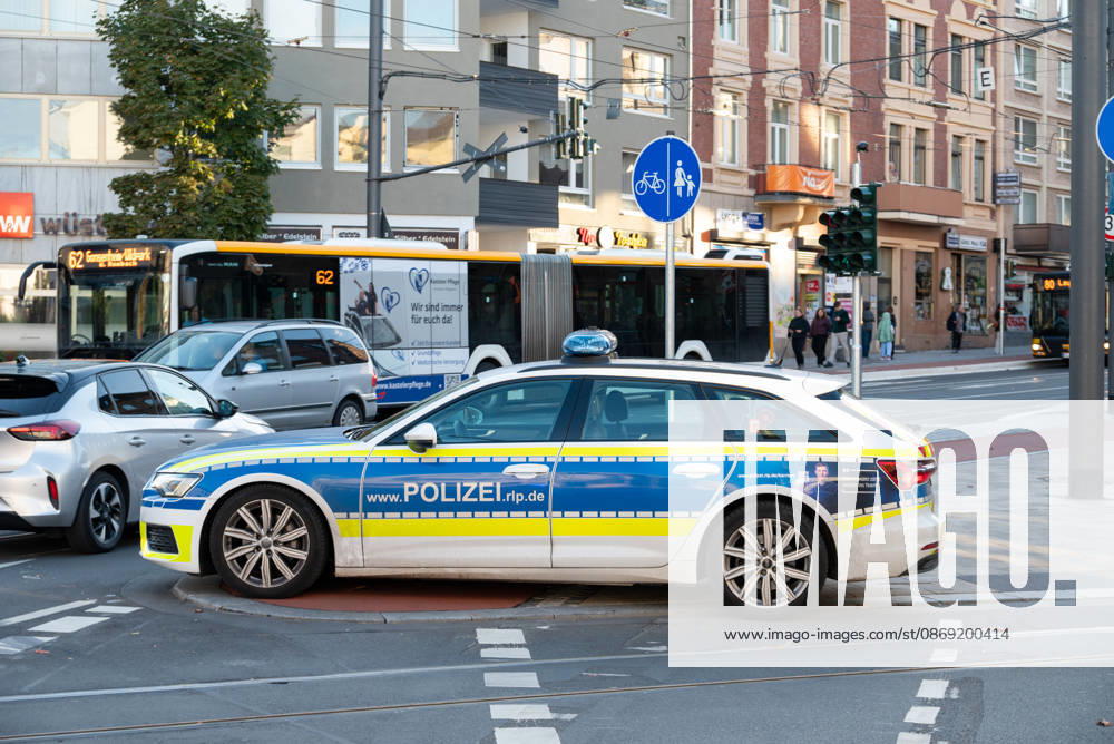 Person bei mutmaßlichem Gewaltdelikt in Mainz schwer verletzt Polizeigroßeinsatz und umfangreiche Fahndungsmaßnahmen Am Sonntag, dem 11. Oktober 2026, kam es gegen 16:55 Uhr im Bereich der Gärtnergasse und der Mittleren Bleiche in der Mainzer Innenstadt zu einem größeren Polizeieinsatz. Eine Person wurde nach ersten Informationen schwer verletzt und nach notärztlicher Versorgung unter Polizeibegleitung in die Universitätsmedizin Mainz transportiert. Zahlreiche uniformierte und zivile Polizeikräfte sperrten Teile der Innenstadt ab, sicherten Gegenstände, dokumentierten Spuren und führten Fahndungsmaßnahmen durch. Im Bereich der Mittleren Bleiche wurden umfangreiche Blutspuren festgestellt. Die Sperrungen beeinträchtigten den
