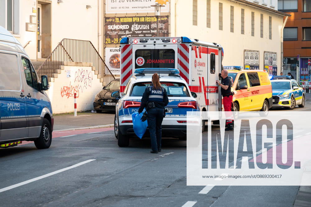 Person bei mutmaßlichem Gewaltdelikt in Mainz schwer verletzt Polizeigroßeinsatz und umfangreiche Fahndungsmaßnahmen Am Sonntag, dem 11. Oktober 2026, kam es gegen 16:55 Uhr im Bereich der Gärtnergasse und der Mittleren Bleiche in der Mainzer Innenstadt zu einem größeren Polizeieinsatz. Eine Person wurde nach ersten Informationen schwer verletzt und nach notärztlicher Versorgung unter Polizeibegleitung in die Universitätsmedizin Mainz transportiert. Zahlreiche uniformierte und zivile Polizeikräfte sperrten Teile der Innenstadt ab, sicherten Gegenstände, dokumentierten Spuren und führten Fahndungsmaßnahmen durch. Im Bereich der Mittleren Bleiche wurden umfangreiche Blutspuren festgestellt. Die Sperrungen beeinträchtigten den
