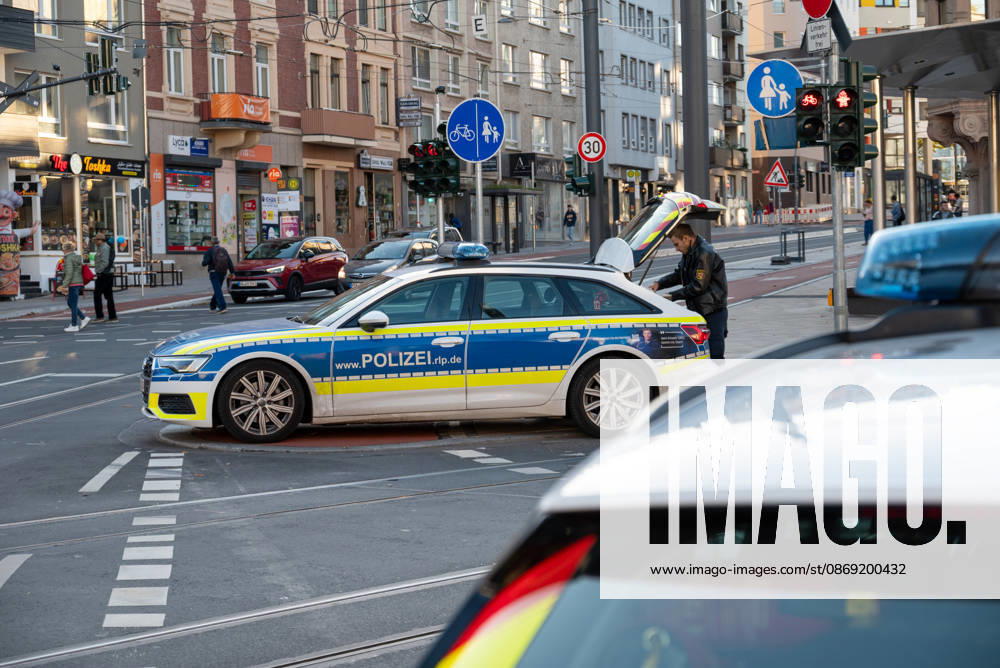 Person bei mutmaßlichem Gewaltdelikt in Mainz schwer verletzt Polizeigroßeinsatz und umfangreiche Fahndungsmaßnahmen Am Sonntag, dem 11. Oktober 2026, kam es gegen 16:55 Uhr im Bereich der Gärtnergasse und der Mittleren Bleiche in der Mainzer Innenstadt zu einem größeren Polizeieinsatz. Eine Person wurde nach ersten Informationen schwer verletzt und nach notärztlicher Versorgung unter Polizeibegleitung in die Universitätsmedizin Mainz transportiert. Zahlreiche uniformierte und zivile Polizeikräfte sperrten Teile der Innenstadt ab, sicherten Gegenstände, dokumentierten Spuren und führten Fahndungsmaßnahmen durch. Im Bereich der Mittleren Bleiche wurden umfangreiche Blutspuren festgestellt. Die Sperrungen beeinträchtigten den
