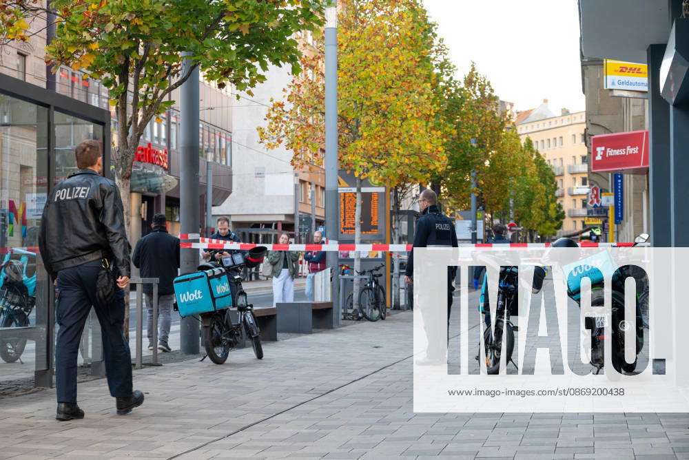 Person bei mutmaßlichem Gewaltdelikt in Mainz schwer verletzt Polizeigroßeinsatz und umfangreiche Fahndungsmaßnahmen Am Sonntag, dem 11. Oktober 2026, kam es gegen 16:55 Uhr im Bereich der Gärtnergasse und der Mittleren Bleiche in der Mainzer Innenstadt zu einem größeren Polizeieinsatz. Eine Person wurde nach ersten Informationen schwer verletzt und nach notärztlicher Versorgung unter Polizeibegleitung in die Universitätsmedizin Mainz transportiert. Zahlreiche uniformierte und zivile Polizeikräfte sperrten Teile der Innenstadt ab, sicherten Gegenstände, dokumentierten Spuren und führten Fahndungsmaßnahmen durch. Im Bereich der Mittleren Bleiche wurden umfangreiche Blutspuren festgestellt. Die Sperrungen beeinträchtigten den