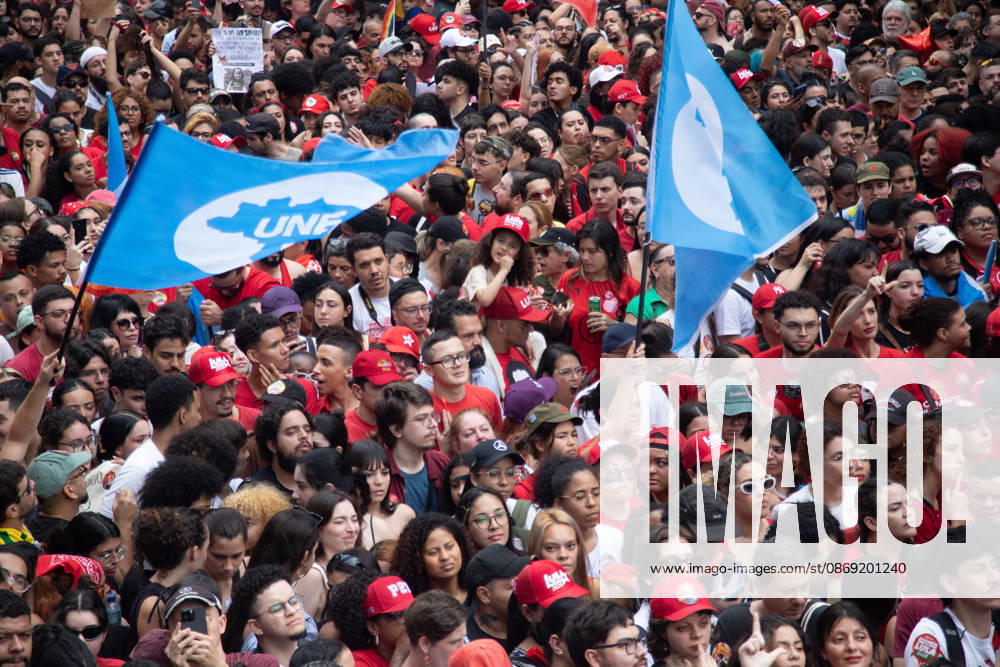 SaO PAULO, SP - 11.10.2026: ATO EM APOIO A LULA SP - Students, social movements and supporters of President Luiz Inacio Lula da Silva are holding an event throughout this Sunday (11) in anticipation of the second round of elections. With a gathering in front of MASP, the event continues to Praca Roosevelt, in the central area of Sao Paulo, SP. x3028837x RodileixMorais