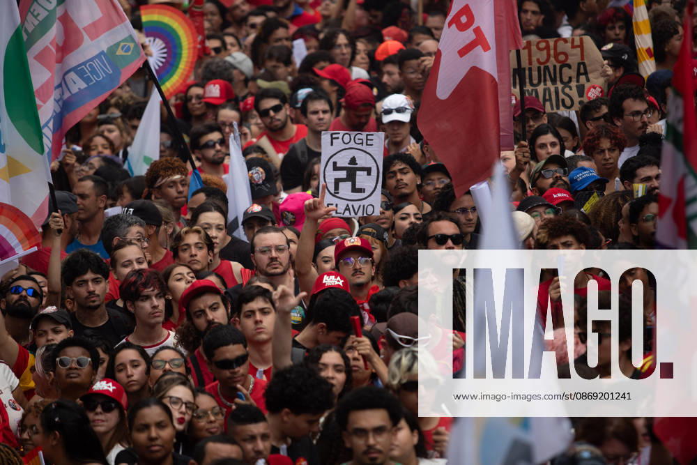 SaO PAULO, SP - 11.10.2026: ATO EM APOIO A LULA SP - Students, social movements and supporters of President Luiz Inacio Lula da Silva are holding an event throughout this Sunday (11) in anticipation of the second round of elections. With a gathering in front of MASP, the event continues to Praca Roosevelt, in the central area of Sao Paulo, SP. x3028838x RodileixMorais