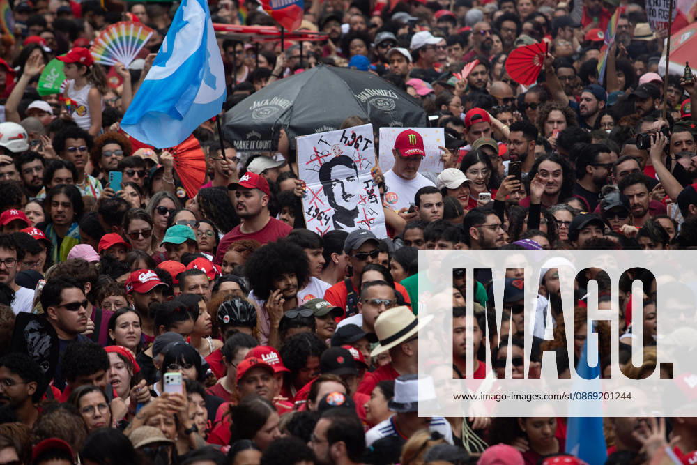 SaO PAULO, SP - 11.10.2026: ATO EM APOIO A LULA SP - Students, social movements and supporters of President Luiz Inacio Lula da Silva are holding an event throughout this Sunday (11) in anticipation of the second round of elections. With a gathering in front of MASP, the event continues to Praca Roosevelt, in the central area of Sao Paulo, SP. x3028840x RodileixMorais