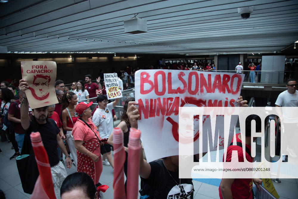 SaO PAULO, SP - 11.10.2026: ATO EM APOIO A LULA SP - Students, social movements and supporters of President Luiz Inacio Lula da Silva are holding an event throughout this Sunday (11) in anticipation of the second round of elections. With a gathering in front of MASP, the event continues to Praca Roosevelt, in the central area of Sao Paulo, SP. x3028843x RodileixMorais