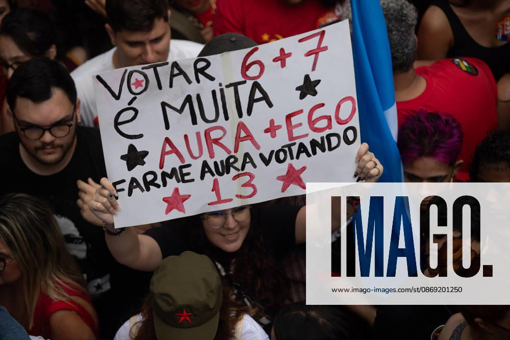 SaO PAULO, SP - 11.10.2026: ATO EM APOIO A LULA SP - Students, social movements and supporters of President Luiz Inacio Lula da Silva are holding an event throughout this Sunday (11) in anticipation of the second round of elections. With a gathering in front of MASP, the event continues to Praca Roosevelt, in the central area of Sao Paulo, SP. x3028845x RodileixMorais