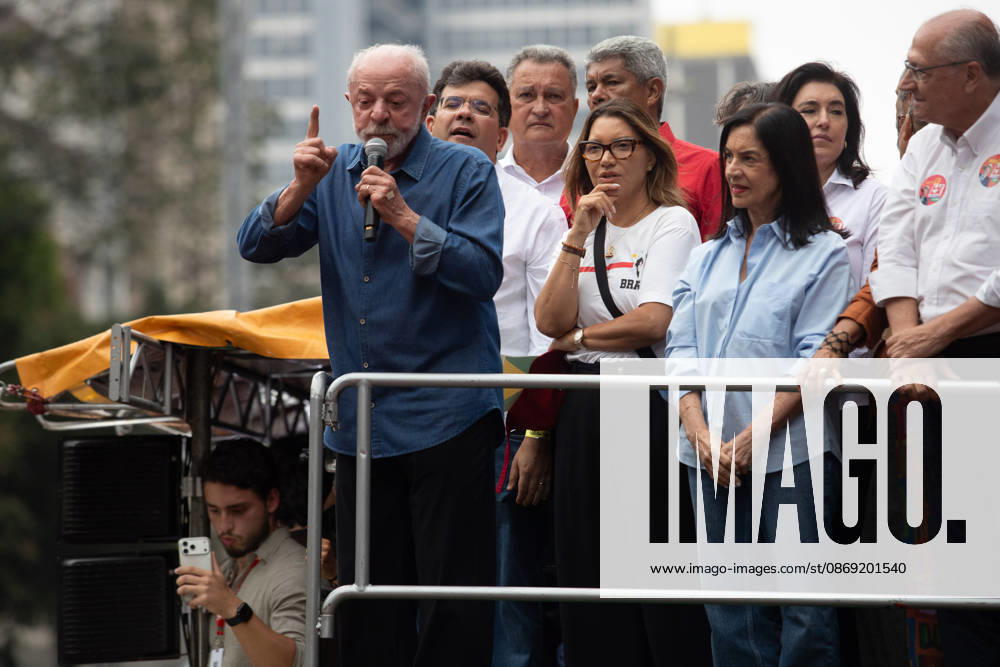 SaO PAULO, SP - 11.10.2026: ATO EM APOIO A LULA SP - Students, social movements and supporters of President Luiz Inacio Lula da Silva are holding an event throughout this Sunday (11) in anticipation of the second round of elections. With a gathering in front of MASP, the event continues to Praca Roosevelt, in the central area of Sao Paulo, SP. x3028919x RodileixMorais