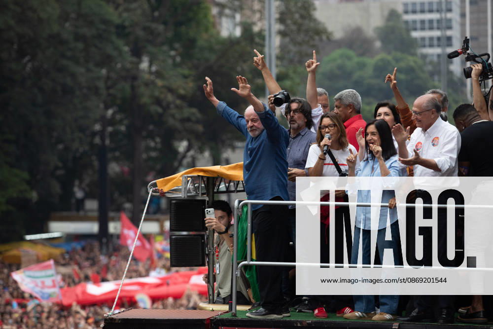 SaO PAULO, SP - 11.10.2026: ATO EM APOIO A LULA SP - Students, social movements and supporters of President Luiz Inacio Lula da Silva are holding an event throughout this Sunday (11) in anticipation of the second round of elections. With a gathering in front of MASP, the event continues to Praca Roosevelt, in the central area of Sao Paulo, SP. x3028923x RodileixMorais