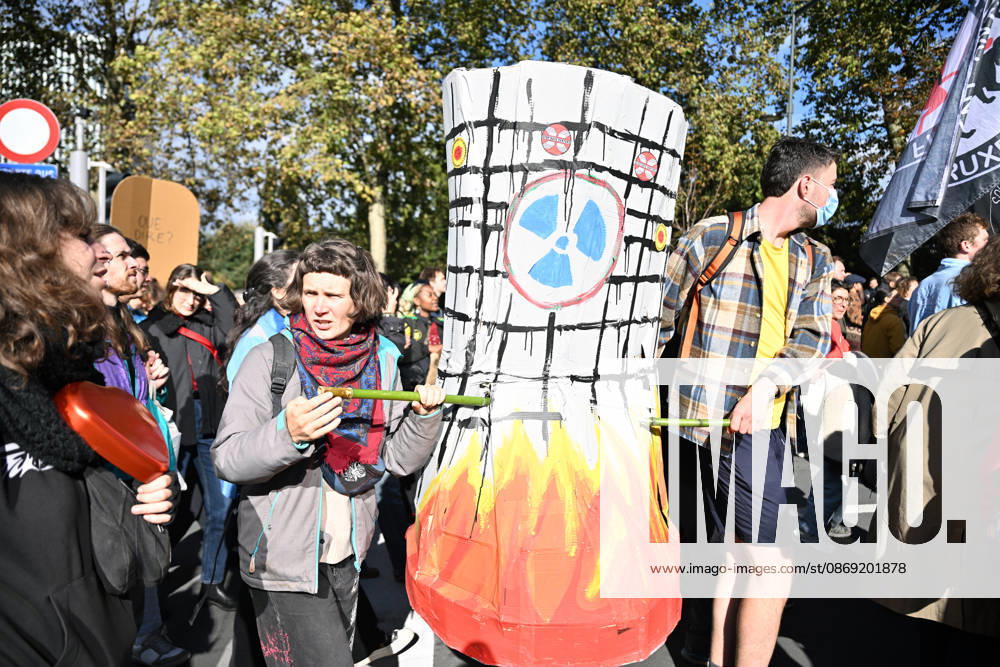 Tens of thousands march in Brussels demanding stronger climate action BRUSSELS, BELGIUM - OCTOBER 11: Demonstrators hold climate-themed placards as tens of thousands of people march through Brussels calling for stronger action against climate change and reduced dependence on fossil fuels, on October 11, 2026 in Brussels, Belgium. The protest was organized by the Belgian Climate Coalition, which brings together around 100 civil society organizations. Participants marched along major roads toward Schuman Square, home to several European Union institutions, while protesting the government s climate policies. Dursun Aydemir Anadolu Brussels Belgium. Editorial use only. Please get in touch for any other usage.
