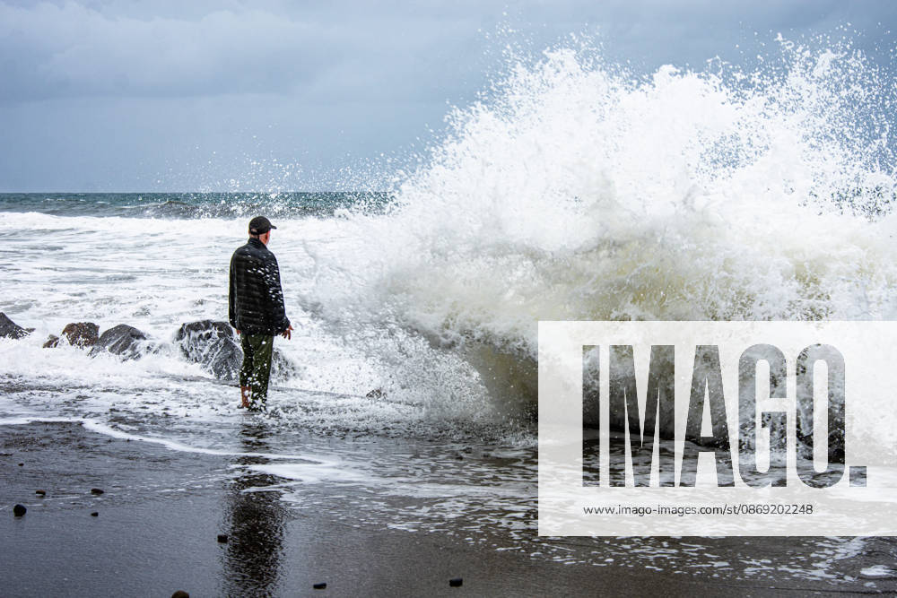 An Oceanside man braves historic El Nio±o tidal swells on October 10, 2026. These Kelvin Waves have brought major damages to the Southern California coastline. Oceanside USA - ZUMAg219 20261011_znp_g219_001