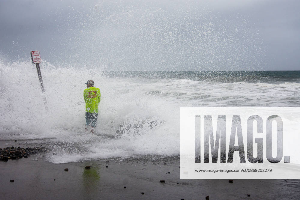 An Oceanside man braves historic El NioÂ±o tidal swells on October 10, 2026. These Kelvin Waves have brought major damages to the Southern California coastline. Oceanside USA - ZUMAg219 20261011_znp_g219_003