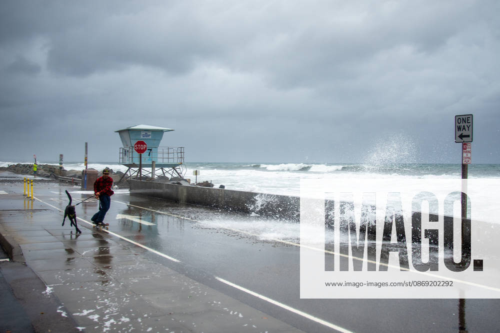 An Oceanside man and his dog brave historic El Nio±o tidal swells on October 10, 2026. These Kelvin Waves have brought major damages to the Southern California coastline. Oceanside USA - ZUMAg219 20261011_znp_g219_009