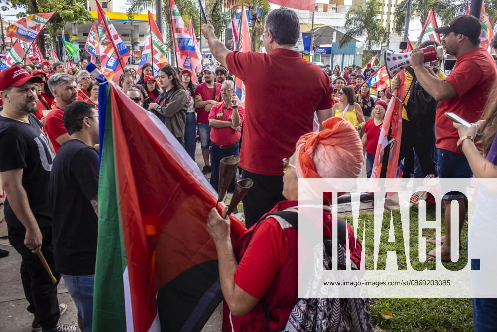 MARiLIA, SP - 11.10.2026: APOIADORES DE LULA FAZEM ATO EM MARiLIA - Supporters of presidential reelection candidate Luiz Inacio Lula da Silva held the "Act for Democracy" in the central region of Marilia, in the interior of the state of Sao Paulo, this Sunday (11). Demonstrators walked carrying flags and posters along Avenida Sampaio Vidal, the main road in the municipality, in a mobilization aimed at the second round campaign of the 2026 Elections. x3029134x AlfxRibeiro