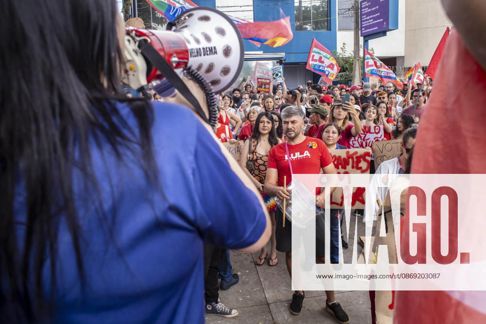 MARiLIA, SP - 11.10.2026: APOIADORES DE LULA FAZEM ATO EM MARiLIA - Supporters of presidential reelection candidate Luiz Inacio Lula da Silva held the "Act for Democracy" in the central region of Marilia, in the interior of the state of Sao Paulo, this Sunday (11). Demonstrators walked carrying flags and posters along Avenida Sampaio Vidal, the main road in the municipality, in a mobilization aimed at the second round campaign of the 2026 Elections. x3029136x AlfxRibeiro