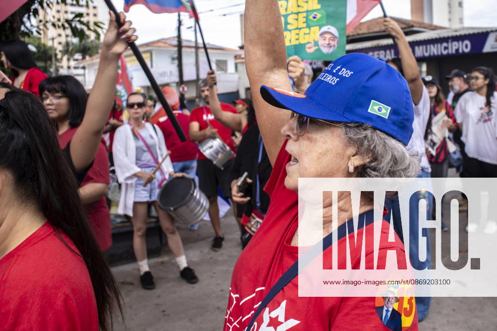 MARiLIA, SP - 11.10.2026: APOIADORES DE LULA FAZEM ATO EM MARiLIA - Supporters of presidential reelection candidate Luiz Inacio Lula da Silva held the "Act for Democracy" in the central region of Marilia, in the interior of the state of Sao Paulo, this Sunday (11). Demonstrators walked carrying flags and posters along Avenida Sampaio Vidal, the main road in the municipality, in a mobilization aimed at the second round campaign of the 2026 Elections. x3029142x AlfxRibeiro