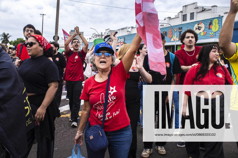 MARiLIA, SP - 11.10.2026: APOIADORES DE LULA FAZEM ATO EM MARiLIA - Supporters of presidential reelection candidate Luiz Inacio Lula da Silva held the "Act for Democracy" in the central region of Marilia, in the interior of the state of Sao Paulo, this Sunday (11). Demonstrators walked carrying flags and posters along Avenida Sampaio Vidal, the main road in the municipality, in a mobilization aimed at the second round campaign of the 2026 Elections. x3029143x AlfxRibeiro