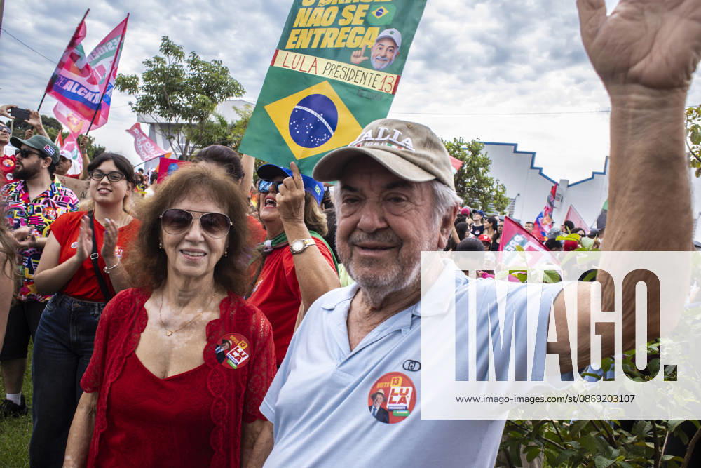 MARiLIA, SP - 11.10.2026: APOIADORES DE LULA FAZEM ATO EM MARiLIA - Supporters of presidential reelection candidate Luiz Inacio Lula da Silva held the "Act for Democracy" in the central region of Marilia, in the interior of the state of Sao Paulo, this Sunday (11). Demonstrators walked carrying flags and posters along Avenida Sampaio Vidal, the main road in the municipality, in a mobilization aimed at the second round campaign of the 2026 Elections. x3029145x AlfxRibeiro