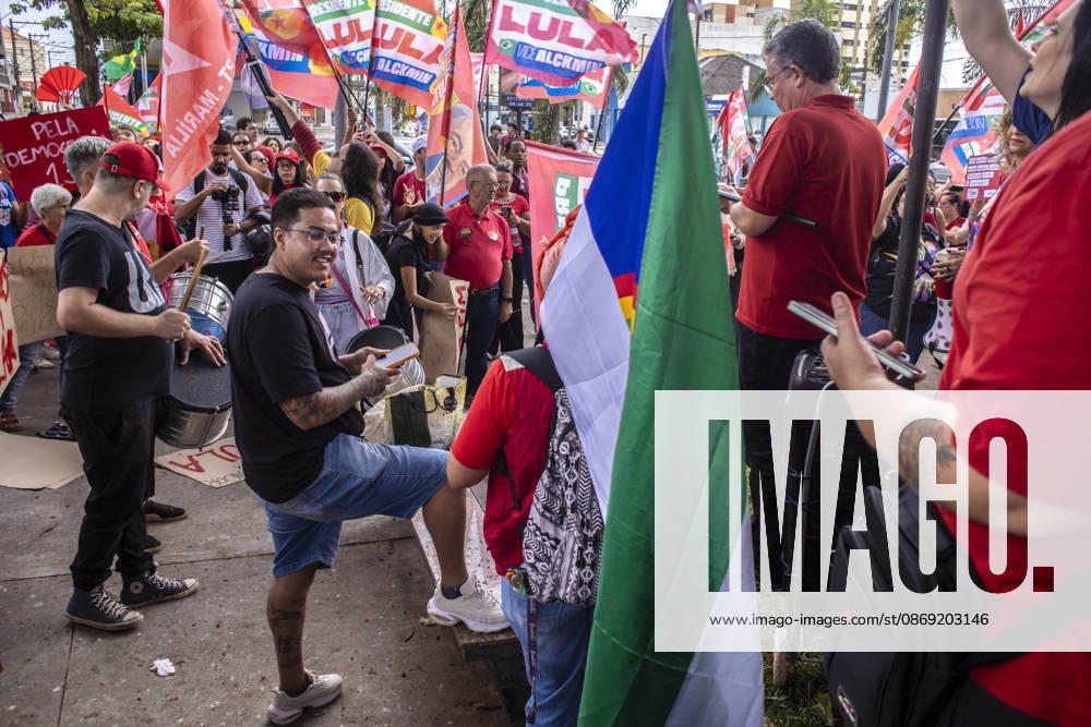 MARiLIA, SP - 11.10.2026: APOIADORES DE LULA FAZEM ATO EM MARiLIA - Supporters of presidential reelection candidate Luiz Inacio Lula da Silva held the "Act for Democracy" in the central region of Marilia, in the interior of the state of Sao Paulo, this Sunday (11). Demonstrators walked carrying flags and posters along Avenida Sampaio Vidal, the main road in the municipality, in a mobilization aimed at the second round campaign of the 2026 Elections. x3029172x AlfxRibeiro