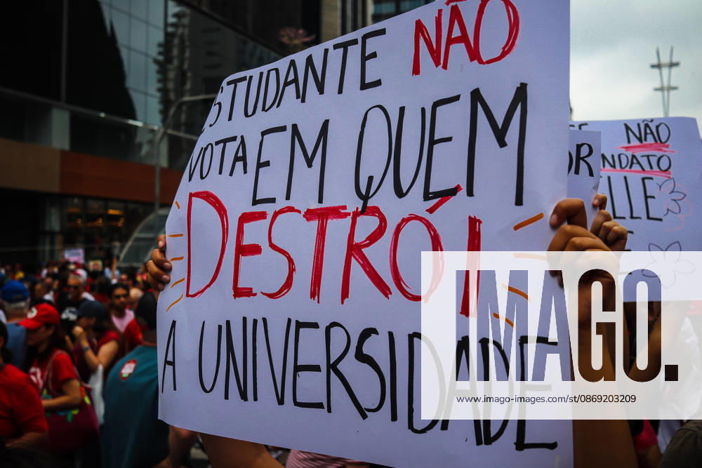 SaO PAULO, SP - 11.10.2026: LULA REuNE APOIADORES NA AVENIDA PAULISTA - Protesters gather this Sunday (11) on Avenida Paulista, in Sao Paulo (SP), during a campaign event for President Luiz Inacio Lula da Silva. The mobilization takes place in front of MASP and brings together supporters and political leaders in the second round of the 2026 Elections. x3029176x AngÃ licaxAlves