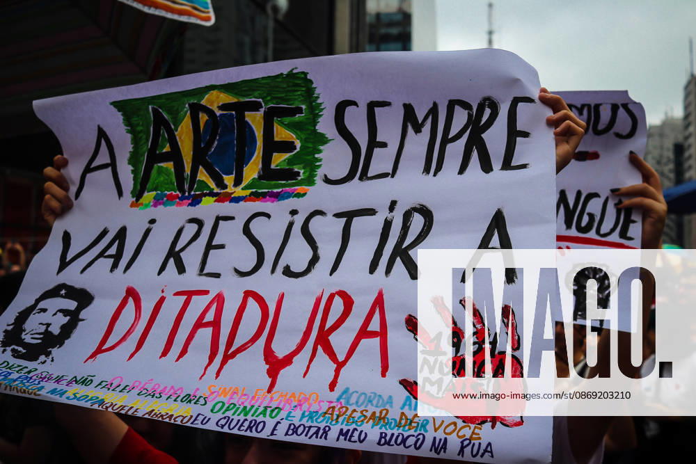 SaO PAULO, SP - 11.10.2026: LULA REuNE APOIADORES NA AVENIDA PAULISTA - Protesters gather this Sunday (11) on Avenida Paulista, in Sao Paulo (SP), during a campaign event for President Luiz Inacio Lula da Silva. The mobilization takes place in front of MASP and brings together supporters and political leaders in the second round of the 2026 Elections. x3029177x Angà licaxAlves