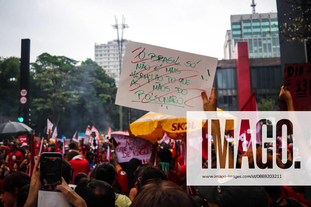 SaO PAULO, SP - 11.10.2026: LULA REuNE APOIADORES NA AVENIDA PAULISTA - Protesters gather this Sunday (11) on Avenida Paulista, in Sao Paulo (SP), during a campaign event for President Luiz Inacio Lula da Silva. The mobilization takes place in front of MASP and brings together supporters and political leaders in the second round of the 2026 Elections. x3029178x Angà licaxAlves