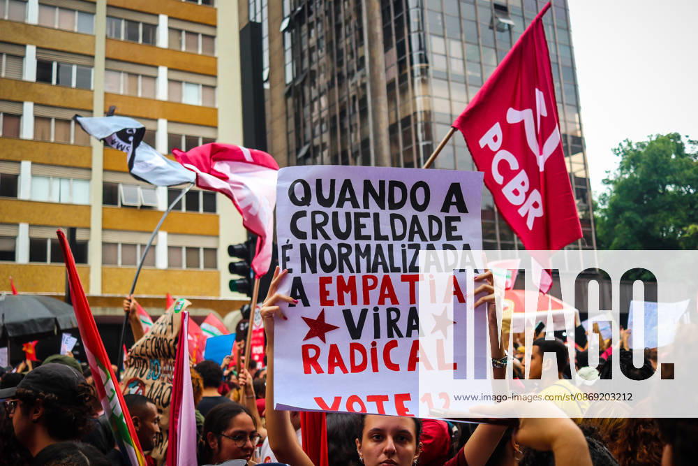 SaO PAULO, SP - 11.10.2026: LULA REuNE APOIADORES NA AVENIDA PAULISTA - Protesters gather this Sunday (11) on Avenida Paulista, in Sao Paulo (SP), during a campaign event for President Luiz Inacio Lula da Silva. The mobilization takes place in front of MASP and brings together supporters and political leaders in the second round of the 2026 Elections. x3029179x AngÃ licaxAlves