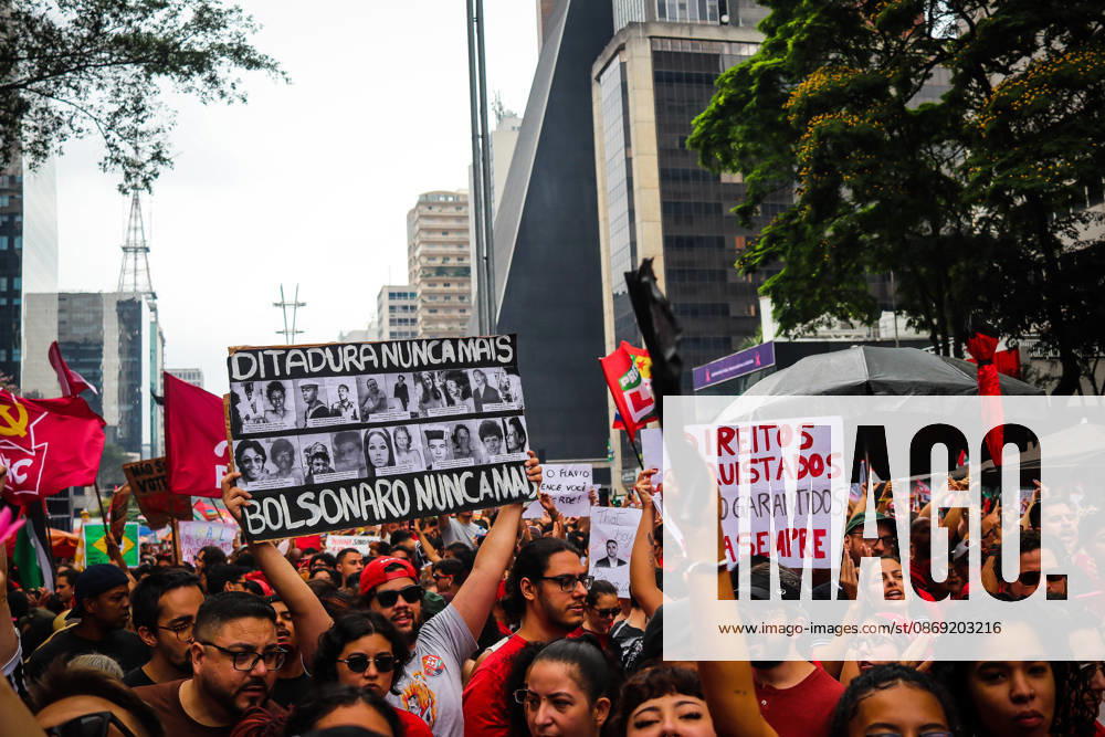 SaO PAULO, SP - 11.10.2026: LULA REuNE APOIADORES NA AVENIDA PAULISTA - Protesters gather this Sunday (11) on Avenida Paulista, in Sao Paulo (SP), during a campaign event for President Luiz Inacio Lula da Silva. The mobilization takes place in front of MASP and brings together supporters and political leaders in the second round of the 2026 Elections. x3029183x AngÃ licaxAlves
