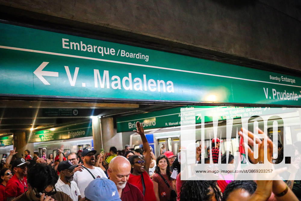 SaO PAULO, SP - 11.10.2026: LULA REuNE APOIADORES NA AVENIDA PAULISTA - Protesters gather this Sunday (11) on Avenida Paulista, in Sao Paulo (SP), during a campaign event for President Luiz Inacio Lula da Silva. In the photo, the movement on line 2 green of the metro. x3029187x AngÃ licaxAlves