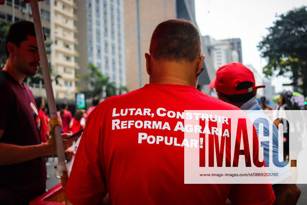 SaO PAULO, SP - 11.10.2026: LULA REuNE APOIADORES NA AVENIDA PAULISTA - Protesters gather this Sunday (11) on Avenida Paulista, in Sao Paulo (SP), during a campaign event for President Luiz Inacio Lula da Silva. The mobilization takes place in front of MASP and brings together supporters and political leaders in the second round of the 2026 Elections. x3029189x AngÃ licaxAlves