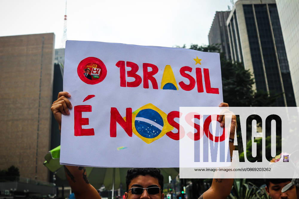 SaO PAULO, SP - 11.10.2026: LULA REuNE APOIADORES NA AVENIDA PAULISTA - Protesters gather this Sunday (11) on Avenida Paulista, in Sao Paulo (SP), during a campaign event for President Luiz Inacio Lula da Silva. The mobilization takes place in front of MASP and brings together supporters and political leaders in the second round of the 2026 Elections. x3029190x Angà licaxAlves