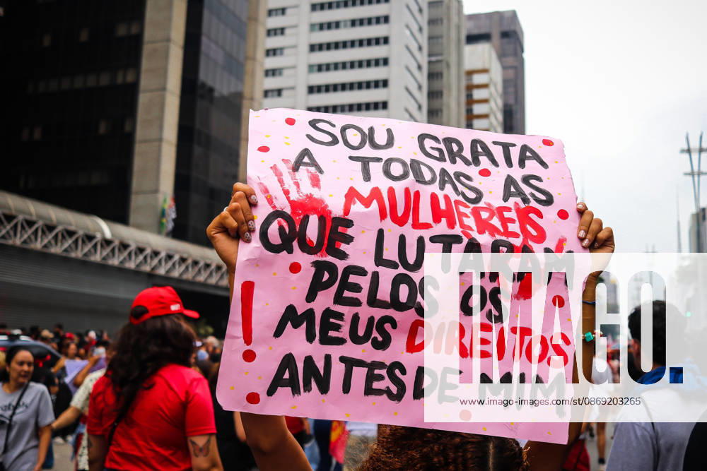 SaO PAULO, SP - 11.10.2026: LULA REuNE APOIADORES NA AVENIDA PAULISTA - Protesters gather this Sunday (11) on Avenida Paulista, in Sao Paulo (SP), during a campaign event for President Luiz Inacio Lula da Silva. The mobilization takes place in front of MASP and brings together supporters and political leaders in the second round of the 2026 Elections. x3029192x AngÃ licaxAlves