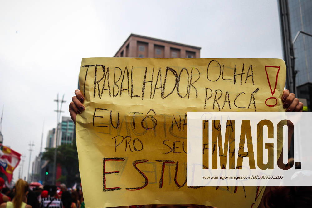 SaO PAULO, SP - 11.10.2026: LULA REuNE APOIADORES NA AVENIDA PAULISTA - Protesters gather this Sunday (11) on Avenida Paulista, in Sao Paulo (SP), during a campaign event for President Luiz Inacio Lula da Silva. The mobilization takes place in front of MASP and brings together supporters and political leaders in the second round of the 2026 Elections. x3029193x AngÃ licaxAlves