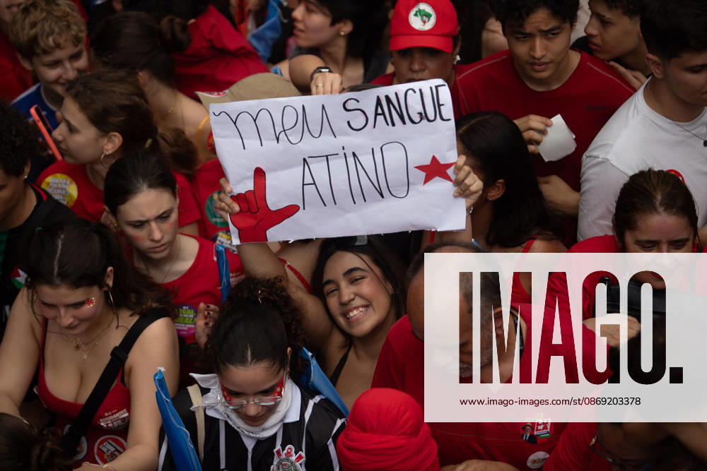 SaO PAULO, SP - 11.10.2026: ATO EM APOIO A LULA SP - Students, social movements and supporters of President Luiz Inacio Lula da Silva are holding an event throughout this Sunday (11) in anticipation of the second round of elections. With a gathering in front of MASP, the event continues to Praca Roosevelt, in the central area of Sao Paulo, SP. x3029212x RodileixMorais