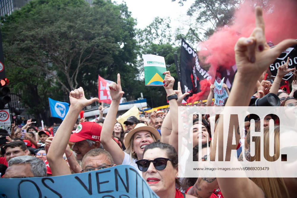 SaO PAULO, SP - 11.10.2026: ATO EM APOIO A LULA SP - Students, social movements and supporters of President Luiz Inacio Lula da Silva are holding an event throughout this Sunday (11) in anticipation of the second round of elections. With a gathering in front of MASP, the event continues to Praca Roosevelt, in the central area of Sao Paulo, SP. x3029231x RodileixMorais