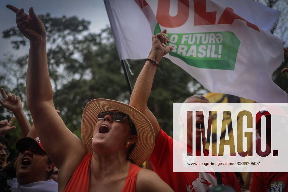 SAO PAULO, BRAZIL, OCTOBER 11, 2026: Students and supporters of Brazilian President Luiz Inacio Lula da Silva demonstrate on Avenida Paulista in Sao Paulo against presidential candidate Flavio Bolsonaro and in support of Lula s re-election. The rally comes ahead of the presidential runoff between Lula and Bolsonaro scheduled for October 25. SoÂ£O Paulo Brazil - ZUMAq101 20261011_zna_q101_162