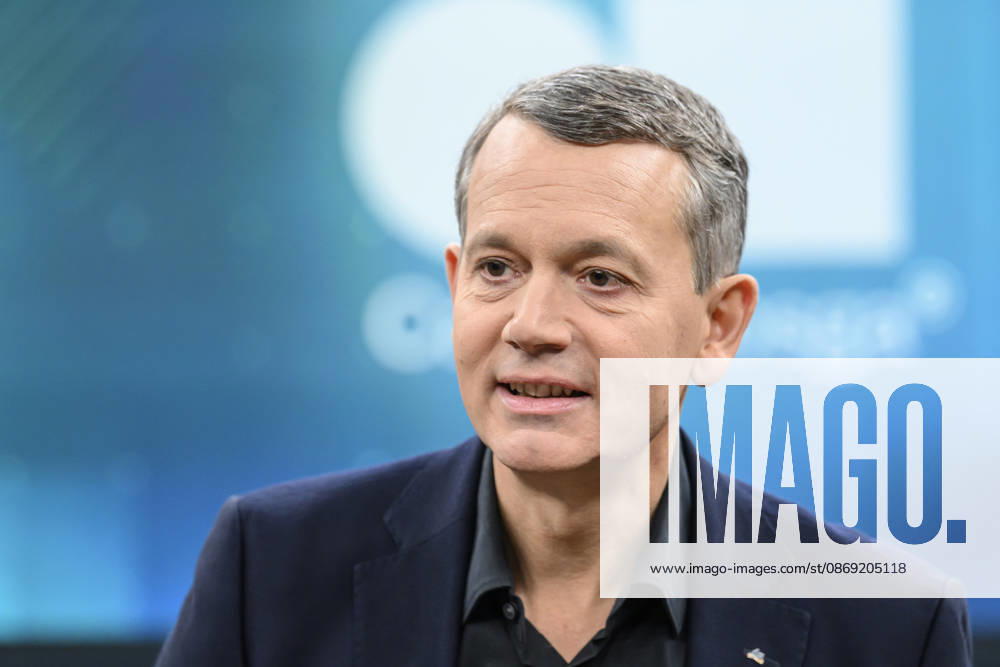 Pictured from left: Christoph Werner, CEO of dm drogerie markt, GER, Berlin, studio, guest on Caren Miosga’s political talk show, TV, program, Das Erste, from Studio 20 in Berlin-Adlershof, topic: How will the government get out of the crisis, Mr. Söder? October 11, 2026,