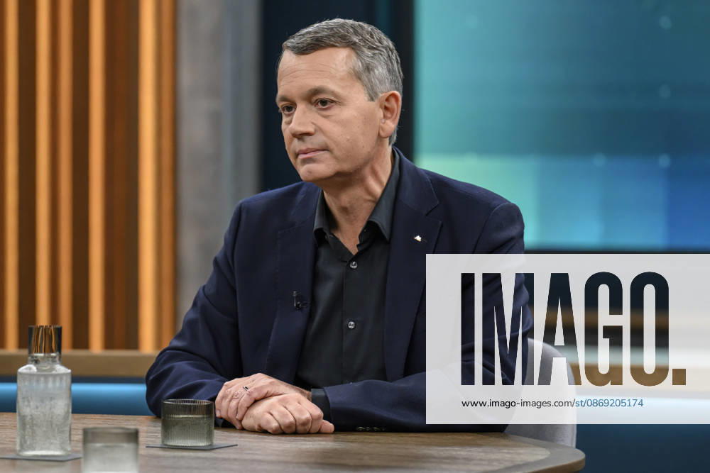 Pictured from left: Christoph Werner, CEO of dm drogerie markt, GER, Berlin, studio, guest on Caren Miosga’s political talk show, TV, program, Das Erste, from Studio 20 in Berlin-Adlershof, topic: How will the government get out of the crisis, Mr. Söder? October 11, 2026,