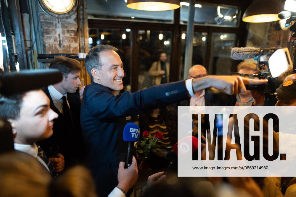 Raphael Glucksmann celebrates with his supporters after winning the Socialist and Democratic Left primary - Paris Candidate in the Socialist (PS) and centre-left Place Publique (PP) parties primary Raphael Glucksmann holds a red rose as he meets his campaign team and supports at the bar la Cantine de Belleville as Raphael Glucksmann winning the primary organized by the Socialist Party, Place Publique (PP), and the Republican and Socialist Left, ahead of France s 2027 presidential election, in Paris on October 11, 2026. Photo by Raphael Lafargue ABACAPRESS.COM Paris France