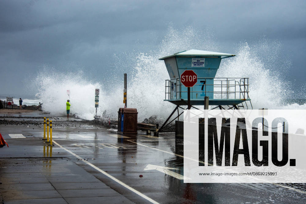 Oceanside, California, is battered by historic El NioÂ±o tidal swells on October 10, 2026. These Kelvin Waves have brought major damages to the Southern California coastline. Oceanside USA - ZUMAg219 20261011_znp_g219_008