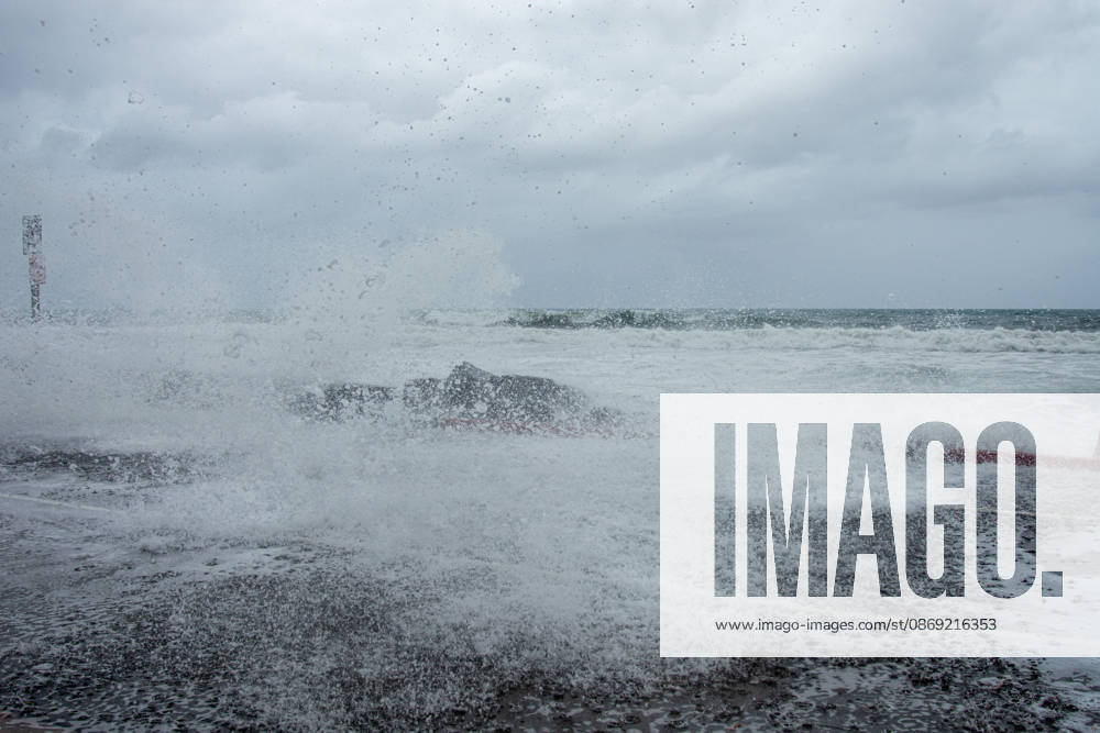 Oceanside, California, is battered by historic El NioÂ±o tidal swells on October 10, 2026. These Kelvin Waves have brought major damages to the Southern California coastline. Oceanside USA - ZUMAg219 20261011_znp_g219_006