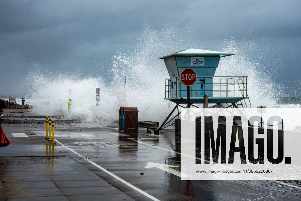 Oceanside, California, is battered by historic El Nio±o tidal swells on October 10, 2026. These Kelvin Waves have brought major damages to the Southern California coastline. Oceanside USA - ZUMAg219 20261011_znp_g219_005