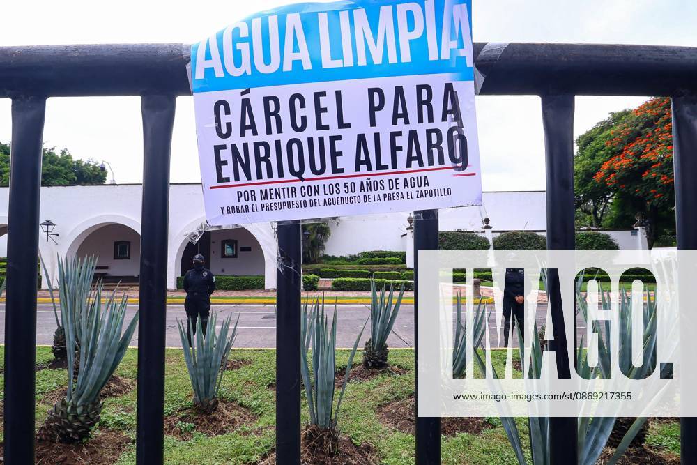 TO-45427- GUADALAJARA 11-10-2026. . La exigencia de agua limpia deriv& xf3; en momentos de tensi& xf3;n y violencia durante la marcha realizada este domingo en Guadalajara. Ciudadanos se movilizaron para denunciar la mala calidad del suministro en la Zona Metropolitana y exigir respuestas a las autoridades. La protesta, que lleg& xf3; a las inmediaciones de Casa Jalisco, registr& xf3; enfrentamientos entre manifestantes y polic& xed;as, as& xed; como reportes de detenciones, en una jornada que evidenci& xf3; el descontento social ante la problem& xe1;tica del agua..Guadalajara. Clasos.com.mx - ZUMAcs4_ 20261011_faa_cs4_003