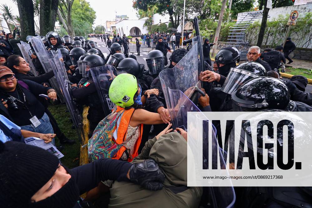 TO-45427- GUADALAJARA 11-10-2026. . La exigencia de agua limpia deriv& xf3; en momentos de tensi& xf3;n y violencia durante la marcha realizada este domingo en Guadalajara. Ciudadanos se movilizaron para denunciar la mala calidad del suministro en la Zona Metropolitana y exigir respuestas a las autoridades. La protesta, que lleg& xf3; a las inmediaciones de Casa Jalisco, registr& xf3; enfrentamientos entre manifestantes y polic& xed;as, as& xed; como reportes de detenciones, en una jornada que evidenci& xf3; el descontento social ante la problem& xe1;tica del agua..Guadalajara. Clasos.com.mx - ZUMAcs4_ 20261011_faa_cs4_006