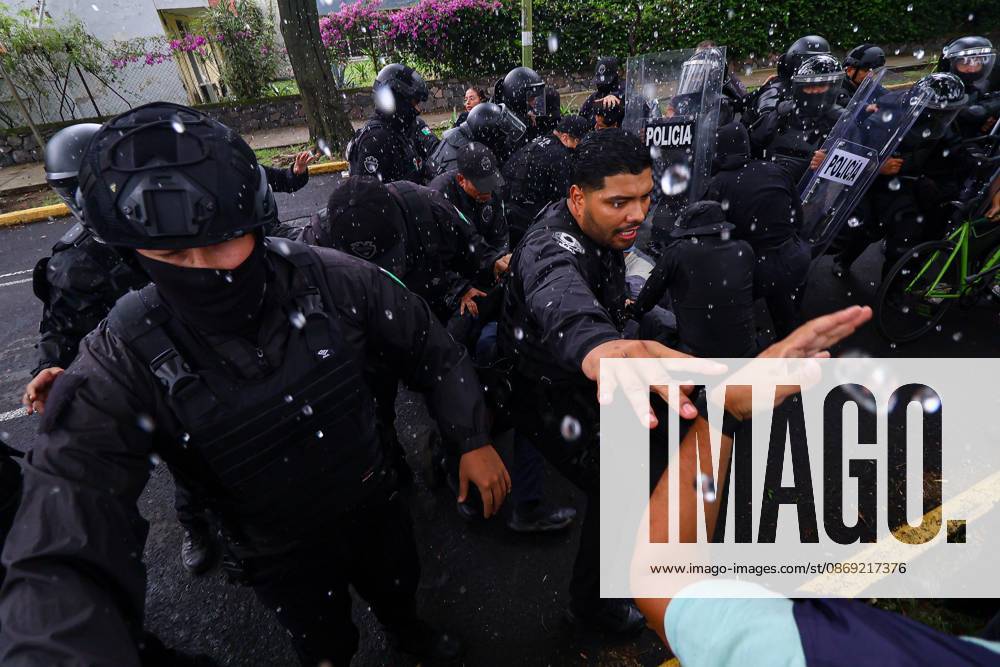 TO-45427- GUADALAJARA 11-10-2026. . La exigencia de agua limpia deriv& xf3; en momentos de tensi& xf3;n y violencia durante la marcha realizada este domingo en Guadalajara. Ciudadanos se movilizaron para denunciar la mala calidad del suministro en la Zona Metropolitana y exigir respuestas a las autoridades. La protesta, que lleg& xf3; a las inmediaciones de Casa Jalisco, registr& xf3; enfrentamientos entre manifestantes y polic& xed;as, as& xed; como reportes de detenciones, en una jornada que evidenci& xf3; el descontento social ante la problem& xe1;tica del agua..Guadalajara. Clasos.com.mx - ZUMAcs4_ 20261011_faa_cs4_010